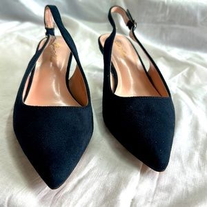 GENSHUO Women's Low Kitten Heel Slingback Ankle Strap- Size 7)